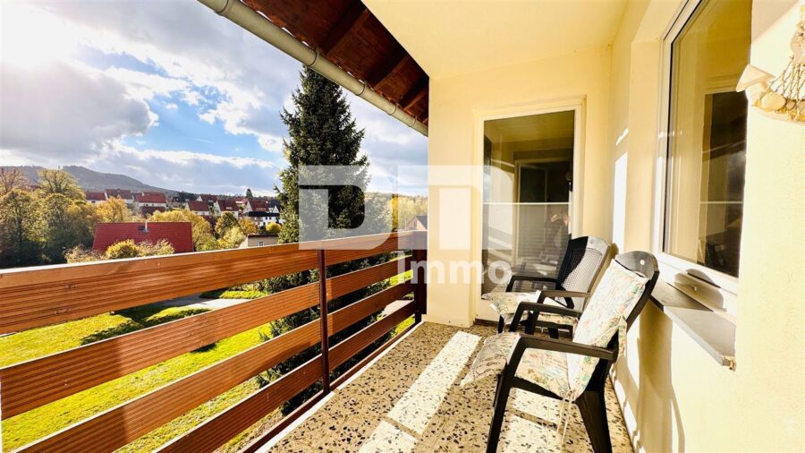 Modernisiertes Dreifamilienhaus + 2 Garagen in idyllischer Lage / großes Grundstück / Panoramablick - 1.OG WE2 Balkon Panoramablick